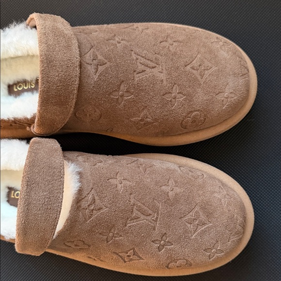 Louis Vuitton Tan Suede Monogram Slippers size 36 EUC - Picture 6 of 6